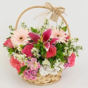 Cesta Floral com Lírio Rosa, Rosas Pink e Gérberas