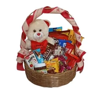 Cesta Sabor amp; Conforto com Chocolates, Snacks e Pelúcia