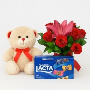 Kit Ursinho com Rosas Vermelhas, Lírios e Caixa de Chocolates Lacta