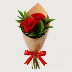 Mini Buquê com 2 Rosas Vermelhas e Folhagens Naturais