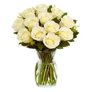 Arranjo de 12 Rosas Brancas no Vaso de Vidro