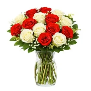 Arranjo de 15 Rosas Brancas e Vermelhas no Vaso de Vidro