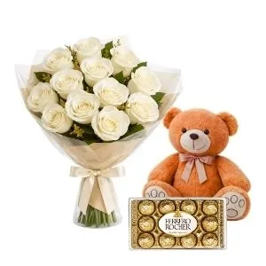 Buquê de 12 Rosas Brancas com Chocolate e Pelúcia