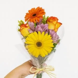 Buquê Colorido com Gérberas, Rosas e Flores do Campo