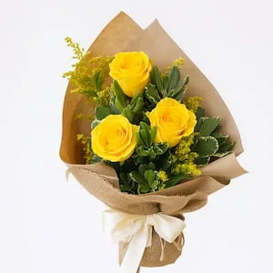 Buquê com 3 Rosas Amarelas e Folhagens