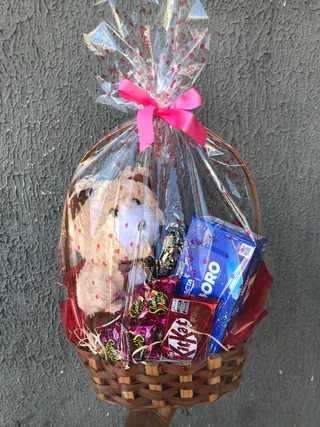 cesta com pelucia
