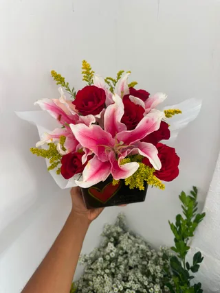 aranjo de lirios e rosas  vermelhas