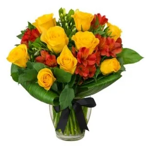 Arranjo de Rosas e Astromélias no Vaso