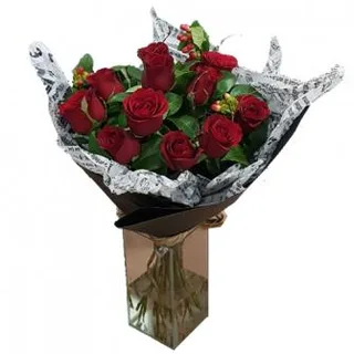 Bouquet vermelho no papel craft
