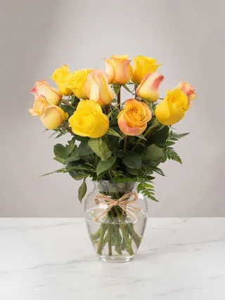 Arranjo de 12 Rosas em Vaso de Vidro