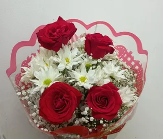 Buquê 04 rosas 