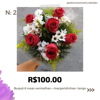 Buquê de rosas e flores do campo