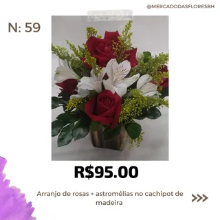 Arranjo de rosas e astromelias no cachipot de madeira