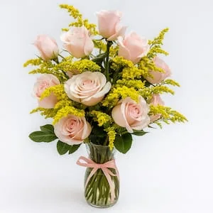 Arranjo com 12 Rosas Cor-de-Rosa e Folhagens no Vaso de Vidro