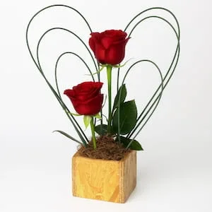 Arranjo com Duas Rosas Vermelhas no Vaso de Madeira