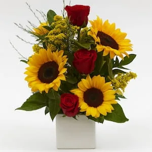 Arranjo com Girassóis e Rosas Vermelhas no Cachepô