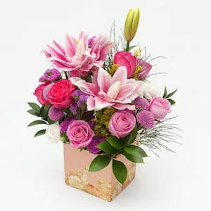 Arranjo com Lírios e Rosas em Tons de Rosa
