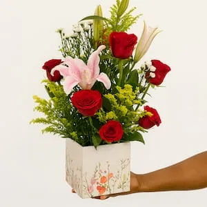 Arranjo com Rosas Vermelhas e Lírios em Caixa Decorada