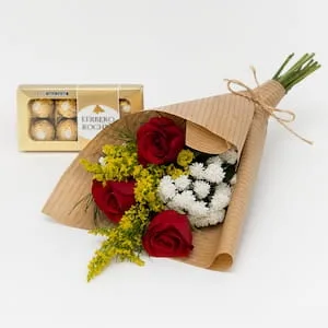 Buquê com 3 Rosas Vermelhas, Áster e Chocolates Ferrero Rocher