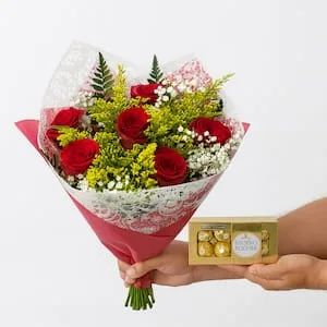 Buquê com 6 Rosas Vermelhas e Folhagens com Ferrero Rocher