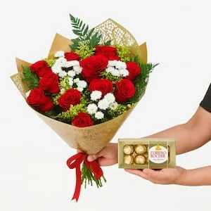 Buquê de 12 Rosas Vermelhas com Aster e Ferrero Rocher