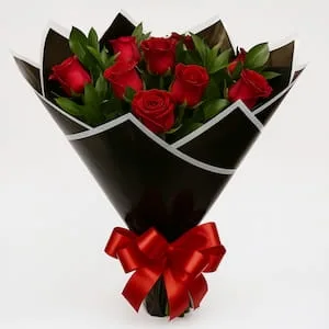 Buquê de 12 Rosas Vermelhas com Embalagem Preta