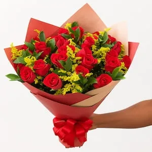 Buquê de 24 Rosas Vermelhas com Folhagens