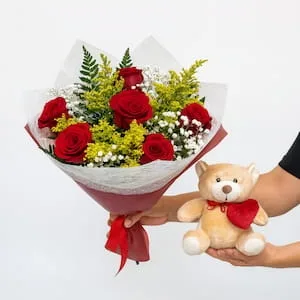 Buquê de 6 Rosas Vermelhas com Pelúcia