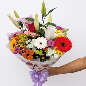 Buquê de Flores do Campo Coloridas com Lírios, Gérberas e Crisântemos