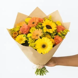 Buquê de Flores do Campo com Gérberas e Rosas em Tons Amarelos e Laranjas