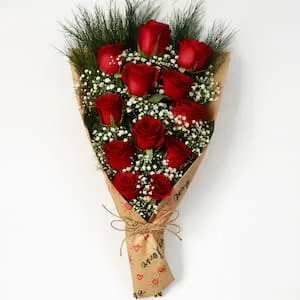 Buquê Leque de 12 Rosas Vermelhas com Gipsofilas e Papel Kraft