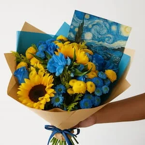Buquê Van Gogh com Girassóis e Flores Azuis